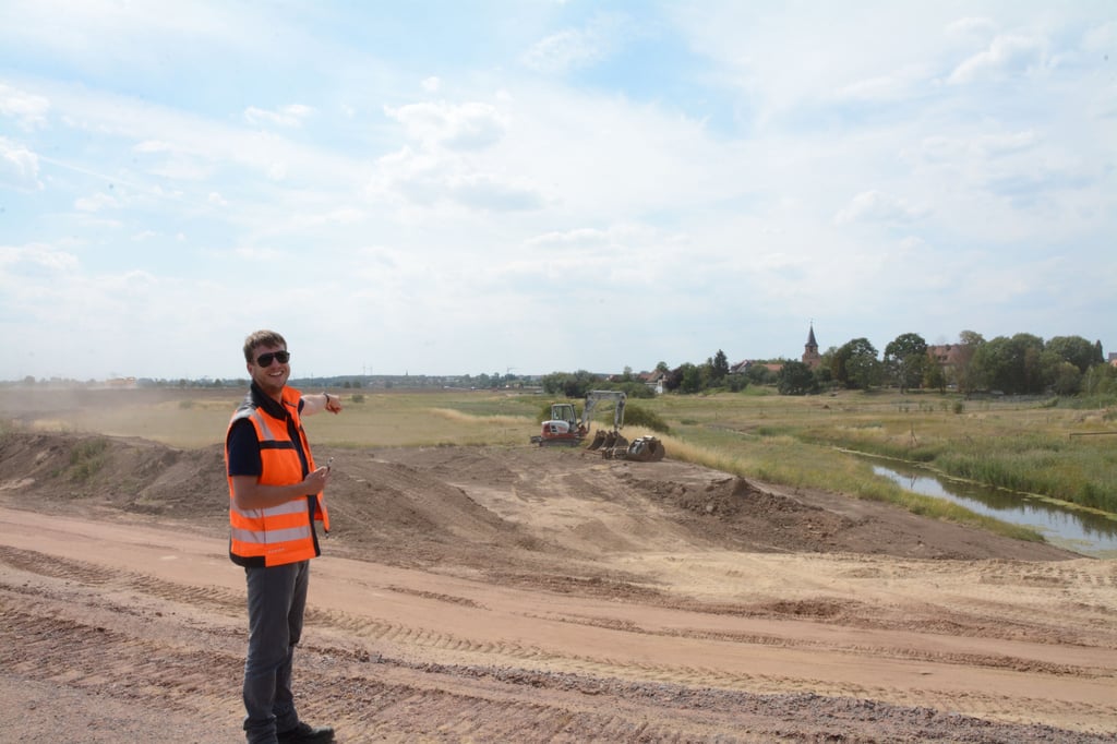 Fast geschafft: Der Deichbau für die Ohre zwischen Loitsche und Heinrichsberg liegt in den letzten Zügen. Sachbereichsleiter Helge Reymann berichtet vom aktuellen Stand und einem ungeplanten Fund.
