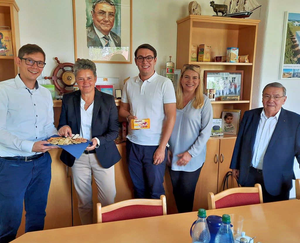 Markus Heinemann, Prokurist der WHG, und sein Vater, WHG-Chef Michael Heinemann (links bzw. rechts außen) bekamen Besuch von den FDP-Politikern Lydia Hüskens, Maximilian Gludau und Annett Hänel (v.l.n.r.).