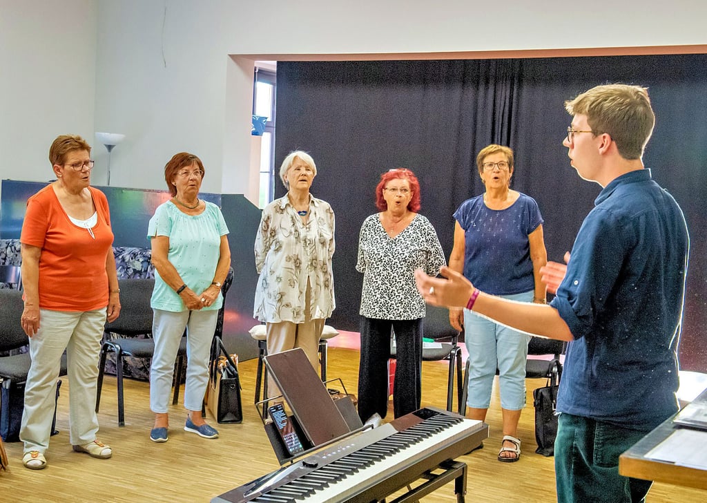 Einsingen mit neuem Leiter: Marius Bürg übernimmt den Staffelstab seines Bruders Sebastian und wird fortan den Gemischten Chor „Harmonie “ musikalisch betreuen.