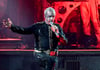 Sänger Till Lindemann von Rammstein steht auf der Bühne.