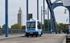 Der kleine automatisierte Shuttlebus "Elbi" auf einer Fahrt über die Magdeburger Sternbrücke.