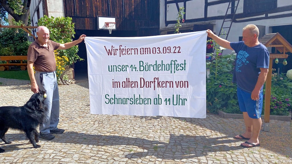 Frank Rathmann malt schon viele Jahre die Plakate für das Bördehoffet. Uwe Libbe kümmert sich um den Aufbau zum Fest. Hund Benny schmuggelte sich gleich mit auf das Foto.