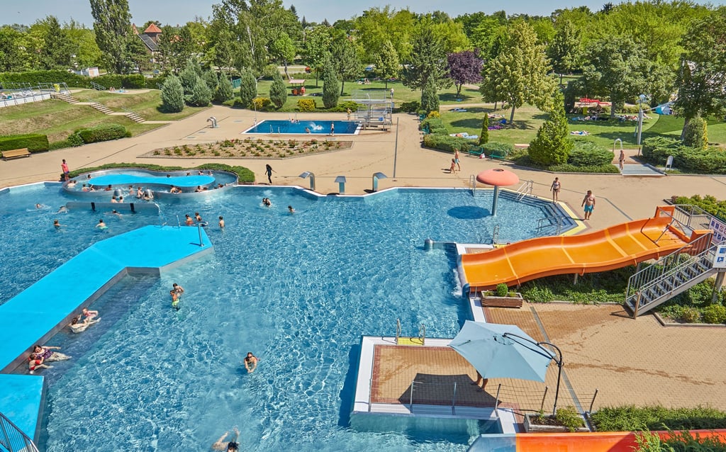 Im Bernburger Erlebnisbad „Saaleperle“ ist ein zwölfjähriger Junge verunglückt.