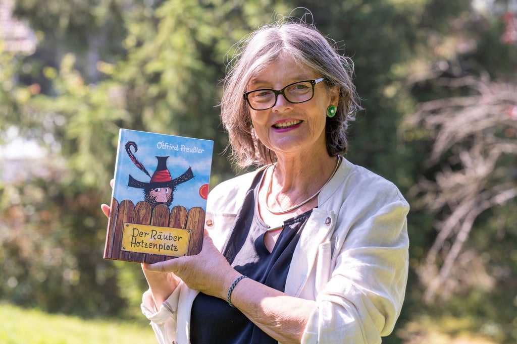 Susanne Preußler-Bitsch, Tochter des Schriftstellers Otfried Preußler, mit dem Klassiker „Der Räuber Hotzenplotz“.