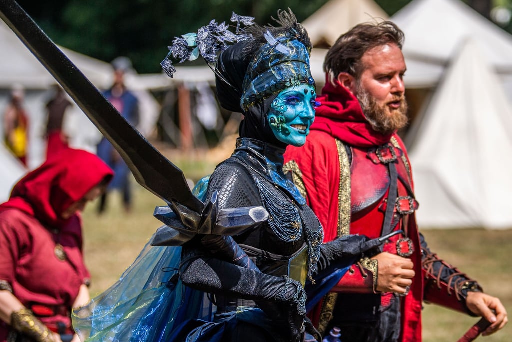 Teilnehmer des Live-Rollenspiels „ConQuest of Mythodea“ laufen über das Festival-Gelände.