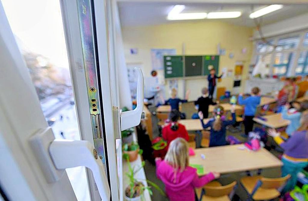 Ein angekipptes Fenster soll für Frischluft sorgen (Symbolfoto).