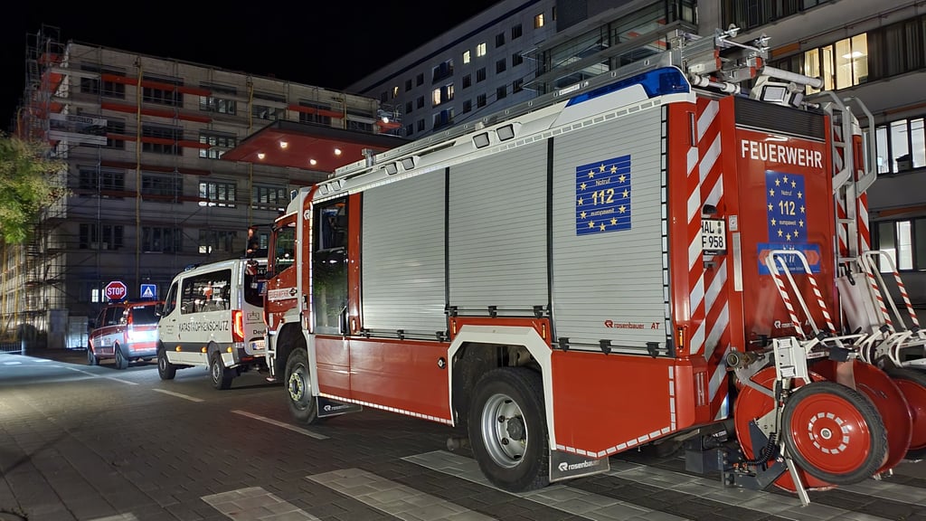 Einsatzkräfte vor dem Universitätsklinikum Halle.
