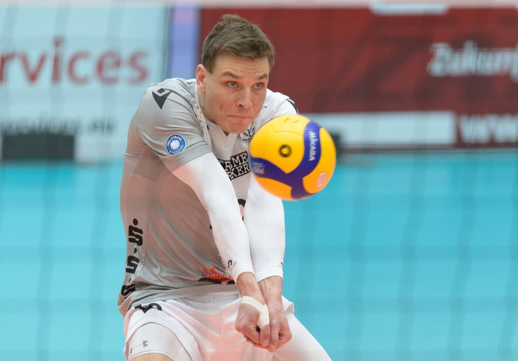 Kamil Ratajczak nimmt den Ball an.