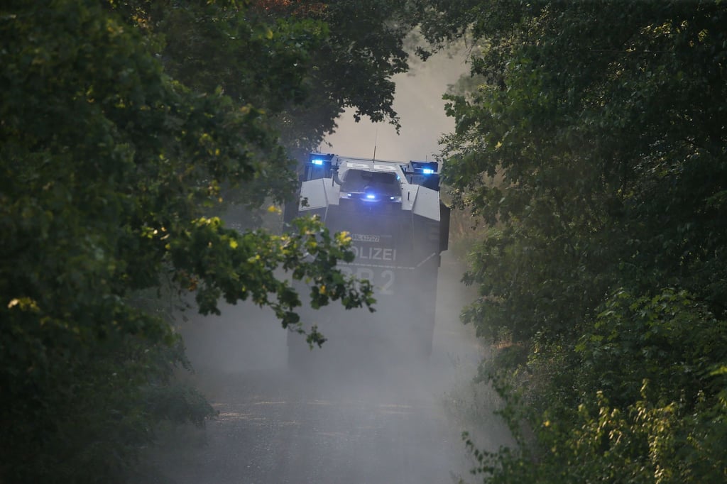 Ein Wasserwerfer der Polizei fährt zur Unterstützung bei einem Waldbrand in den Grunewald.
