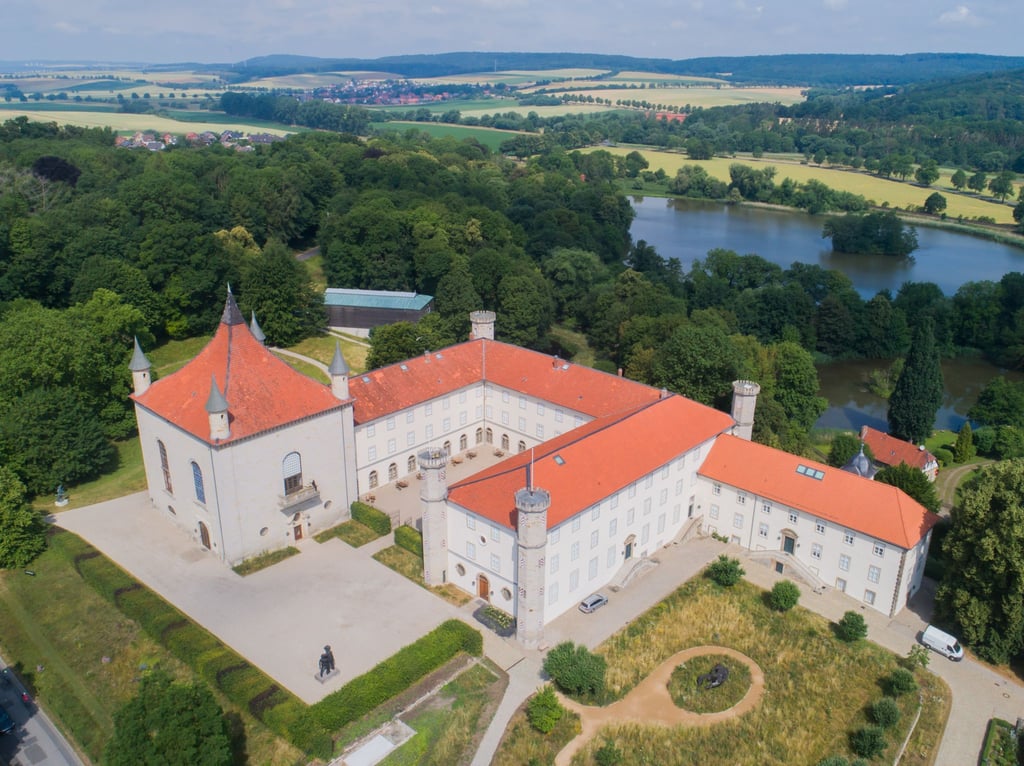 Luftaufnahme vom Kunstmuseum Schloss Derneburg.