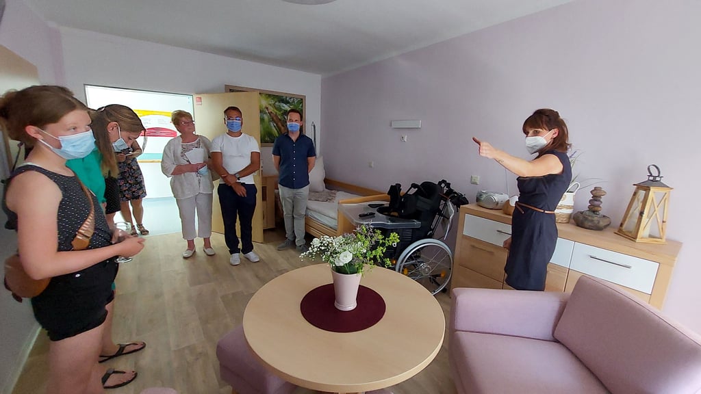 Stefanie Maihold (rechts) zeigte eines der drei baugleichen Zimmer für die Palliativbetreuung im Pflegeheim „Dr.-Otto-Geiss-Haus“ in der Löderburger Straße in Staßfurt.