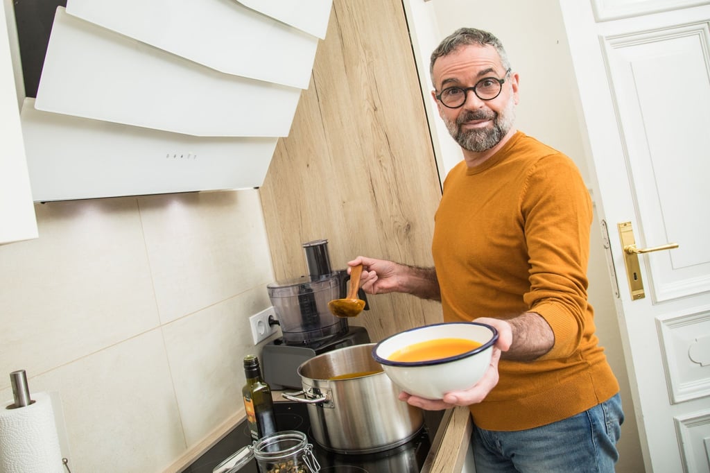 Wie lässt sich die Suppe effizient aufwärmen? Ist es nur ein Schüsselchen, bietet sich die Mikrowelle an. Bei großen Mengen über 500 g kann der Topf allerdings genauso effizient sein.