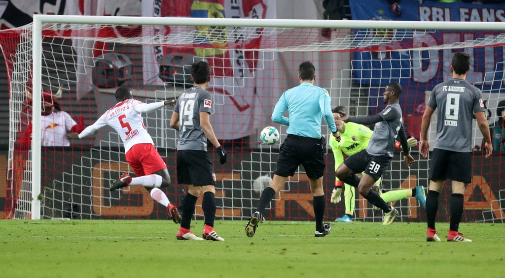 Dayot Upamecano erzielt hier das 100. Bundesliga-Tor für RB Leipzig.