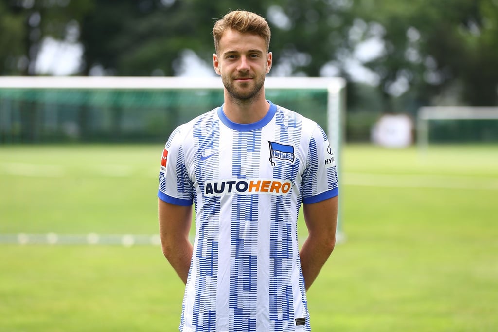 Lukas Klünter, hier noch im Trikot seines ehemaligen Vereins Hertha BSC, schaut in die Kamera.