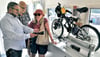 Kriminalkommissar Jörg Hubatschek, vom Landeskriminalamt (LKA) Sachsen-Anhalt (li.) mit Sabine Nürnberg und Peter Staats, die sich  im LKA-Präventionsmobil in Genthin über Fahrradsicherheit informierten 