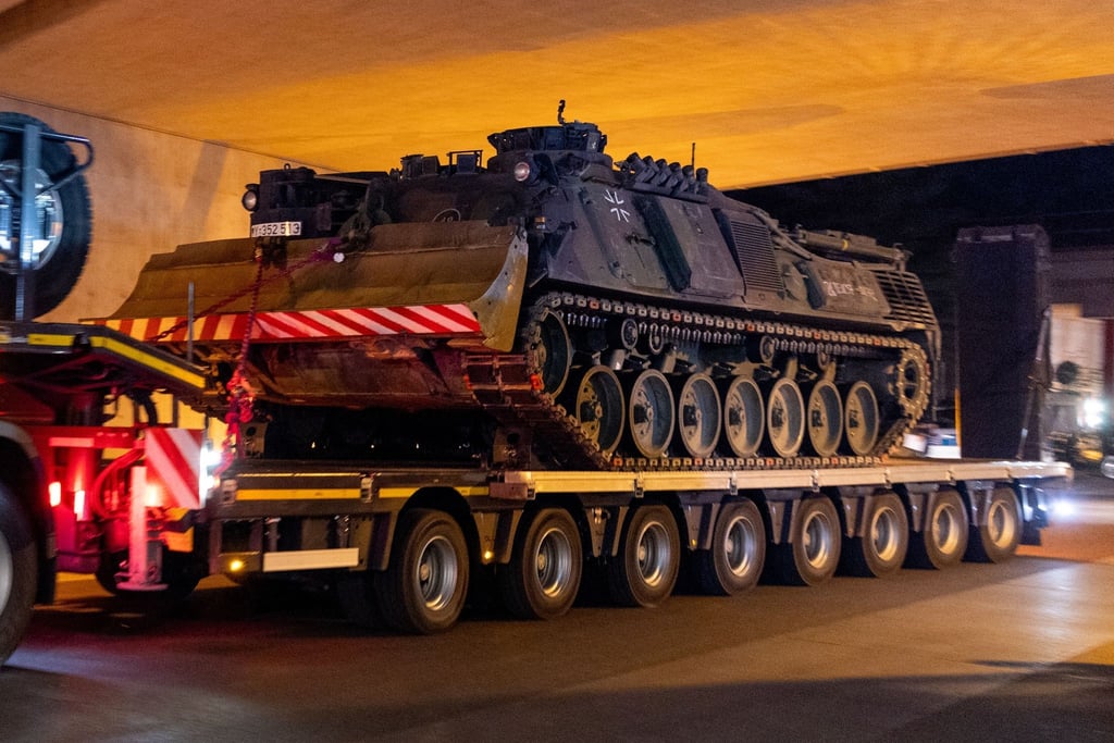 Ein Bergepanzer der Bundeswehr ist auf dem Weg zum Einsatz.