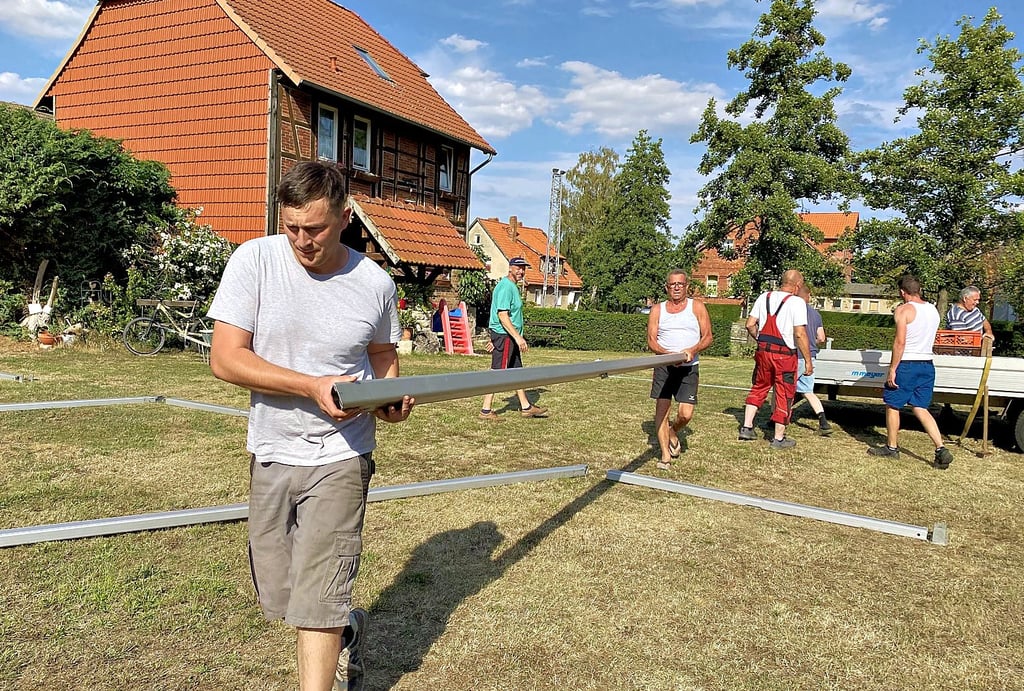 Viele Hände, schnelles Ende – gemeinsam wird am Teich das Festzelt aufgebaut.