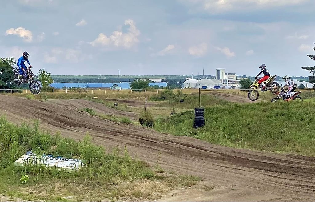 Hohe und weite Sprünge wird es an diesem Wochenende auf der Jessener Motocrossstrecke wieder geben. Dieses Mal sind Aktive mit Fahrzeugen aller Klassen zu erleben. Nach langer Zeit wird hier wieder die Deutsche Jugend-Fördermeisterschaft ausgetragen. Die Fotos stammen von einem Training des MC Jessen im vergangenen Jahr.