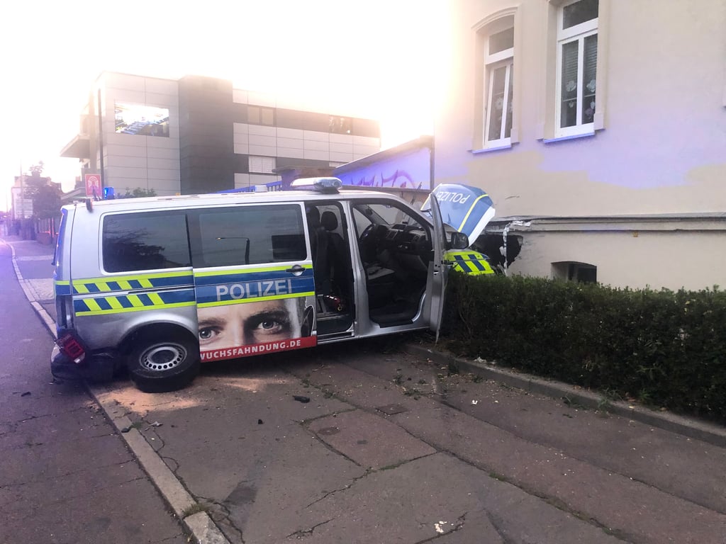 Unfall zwischen PKW und Polizeiauto
