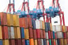 Containerterminal in Waltershof. Die deutsche Industrie konnte ihre Produktion in Juni leicht steigern.