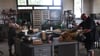 Kurt Dyrhaug (rechts) bereitet gemeinsam mit zwei Künstlerinnen aus den USA in einer Werkstatt im Atelier in Hilmsen Formen zum Eisengießen vor.
