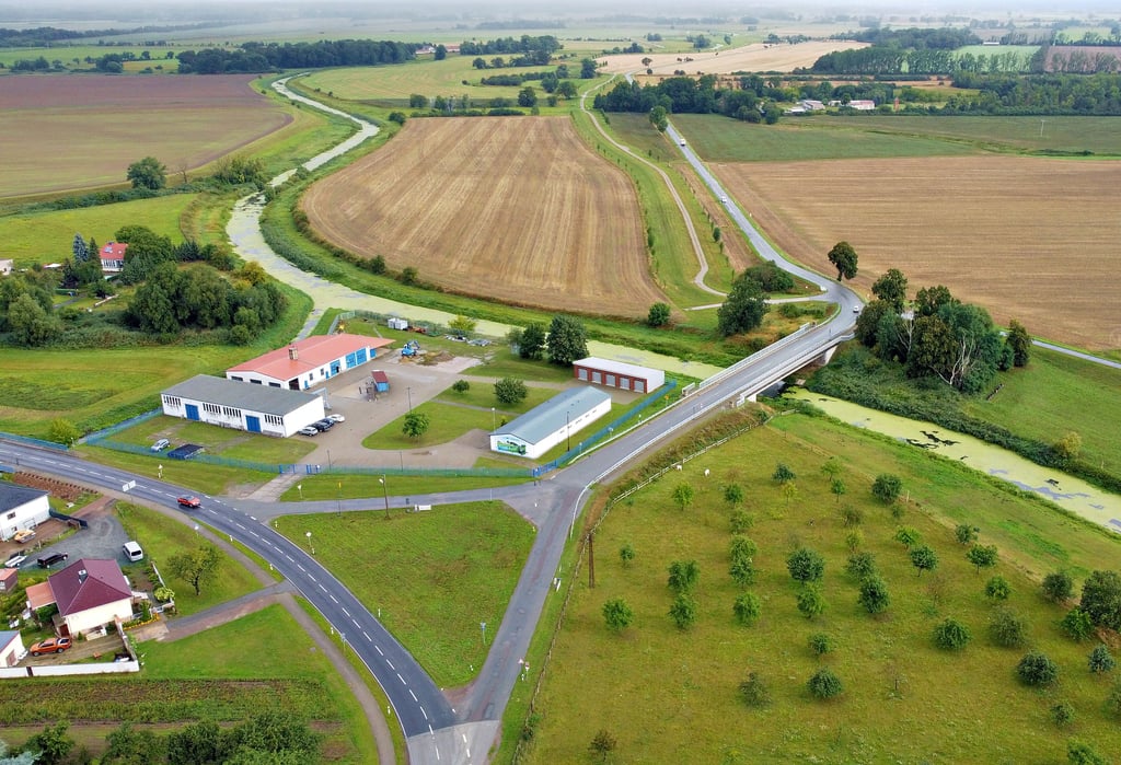 Ein neuer Kreisverkehr soll die Schnittstelle von der L 2  (l.) und der  K 1020 (r.) zeitgemäßer sowie flüssiger gestalten. Mit dem Bau der Autobahn und dem Ende der B189 an der Stelle  wird das Verkehrsaufkommen über die Zollbrücke ohne Zweifel zunehmen.