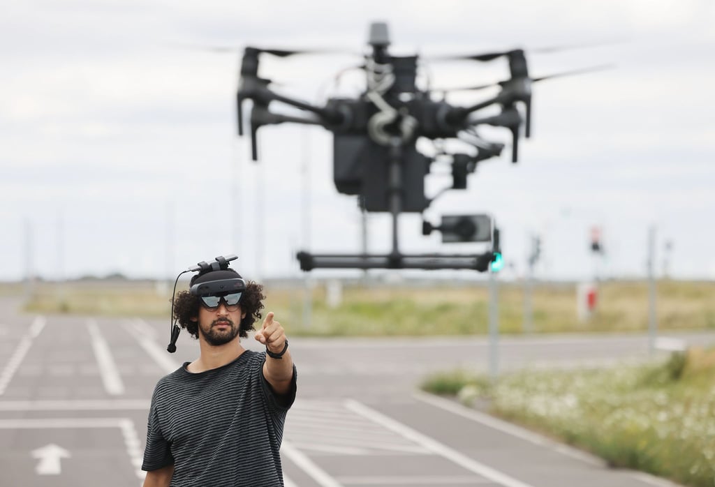 Mohamed Azzahhafi, Drohenpilot im Innovation Lab von Vodafone, steuert auf dem Vodafone 5G Mobility Lab die Drohne DJI Matrice 210 RTK.