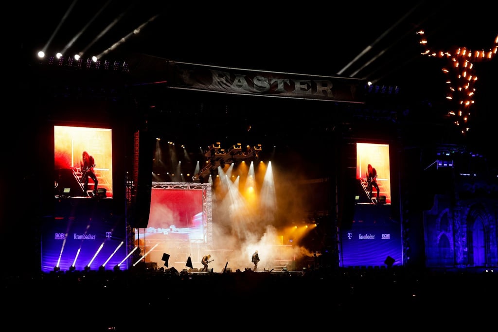 Metal-Fans feiern die britische Band Judas Priest in Wacken.