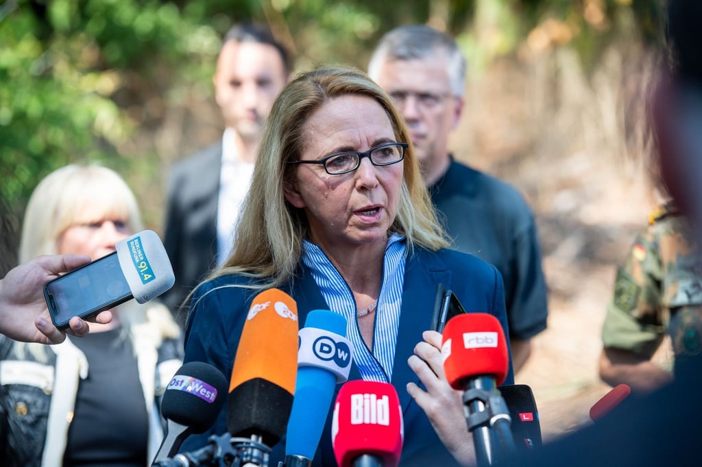 Barbara Slowik, Polizeipräsidentin in Berlin, spricht.