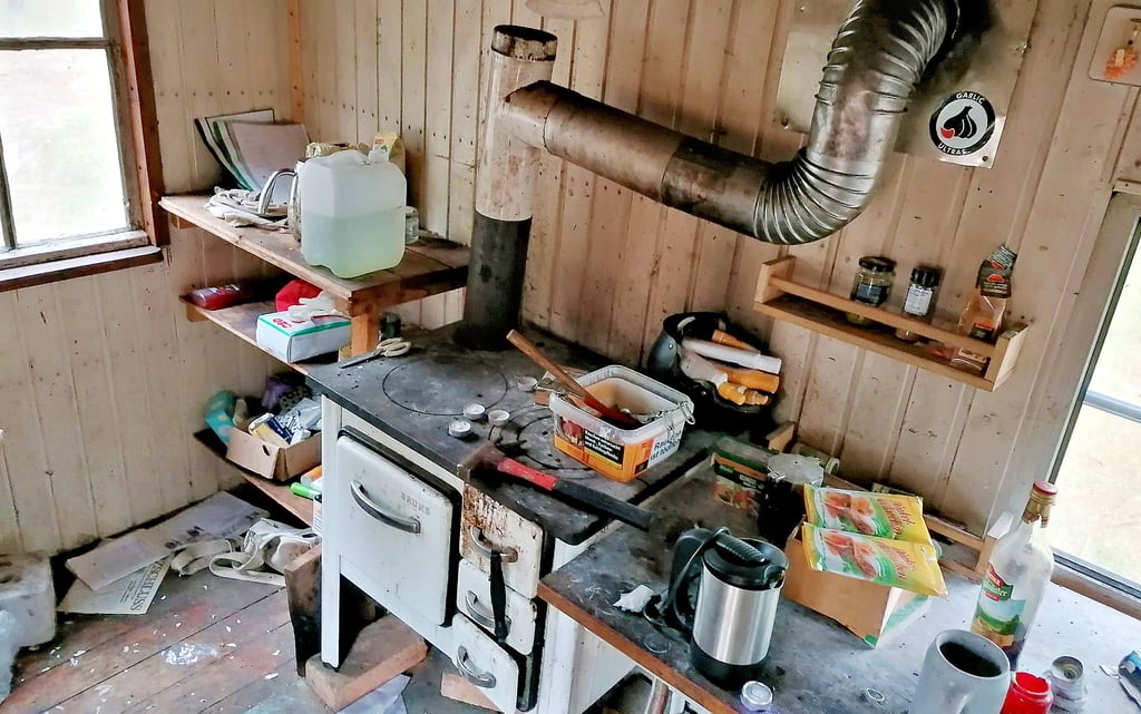 Mit den Auflagen des Landkreises Stendal, unter anderem zum Brandschutz und zur Standsicherheit der Baumhäuser, hat sich das Lagerleben der selbsternannten Umweltaktivisten  zunehmend in Bauwagen zurückgezogen. Kann man mögen, muss man aber nicht.