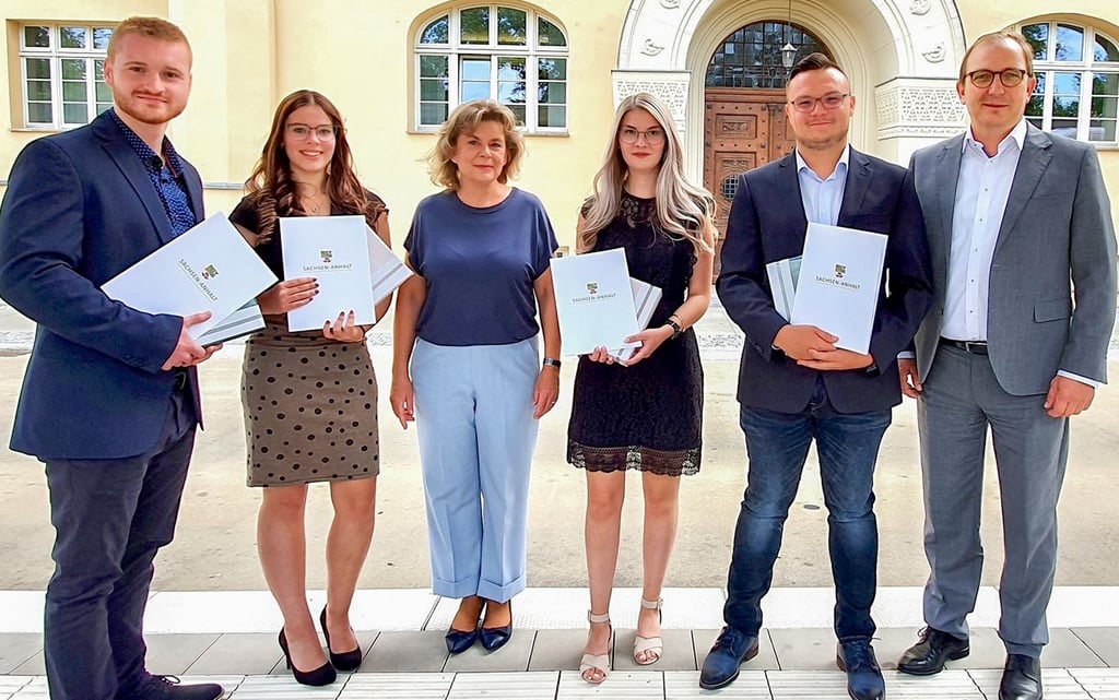 John Ritter (von links), Julina Pelz, Fachdienstleiterin Manuela Jansen, Anna Wedler, Til Nachtigall und Landrat Markus Bauer vor dem Landratssitz in Bernburg. Sie freuen sich über die erfolgreich absolvierte Ausbildung.