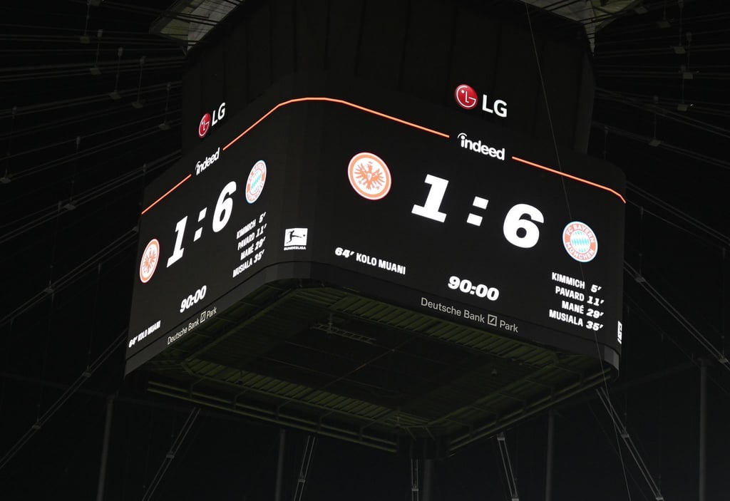Das Ergebnis von 1:6 gegen Bayern München wird auf dem Videowürfel im Frankfurter Stadion angezeigt.