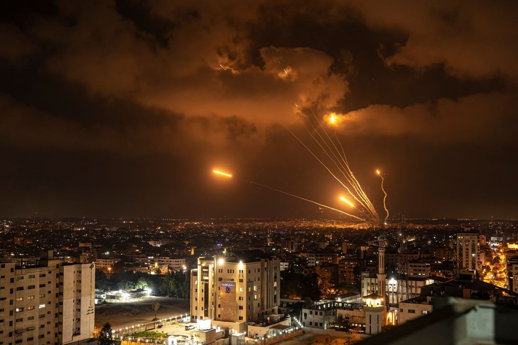Raketen werden aus dem Gazastreifen - nur gut 70 Kilometer von Tel Aviv entfernt - in Richtung Israel abgefeuert.