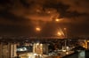 Raketen werden aus dem Gazastreifen - nur gut 70 Kilometer von Tel Aviv entfernt - in Richtung Israel abgefeuert.