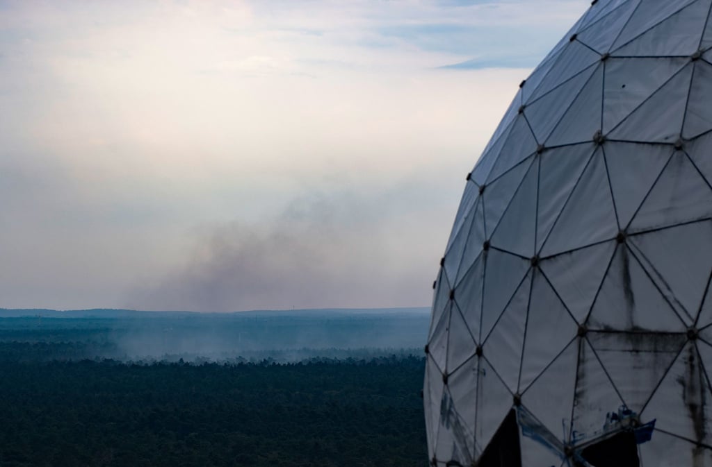 Rauchschwaden sind vom Teufelsberg aus über dem Grunewald zu sehen.