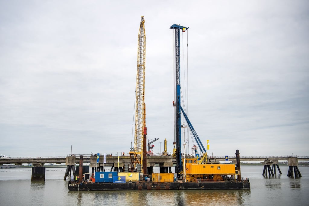 Am zukünftigen Anleger für das FSRUs (floating Storage and Regasification Units) für den Flüssiggasimport für Deutschland findet der erste Rammschlag statt.