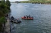 Die französische Feuerwehr benutzt Gummiboote, um einem Belugawal in der Seine zu folgen.
