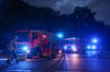 Feuerwehrfahrzeuge stehen mit Blaulicht auf der Abfahrt der Autobahn A115, der Avus, Hüttenweg.