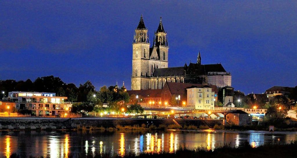 Der Dom zu Magdeburg – hier ein Blick über die Stromelbe – ist Gastgeber für die Reihe „Orgelpunkt“. Das nächste Konzert beginnt am 7. August 2022 um 16 Uhr.
