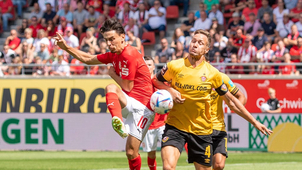 Halles Timur Gayret im Zweikampf mit Dynamos Tim Knipping.