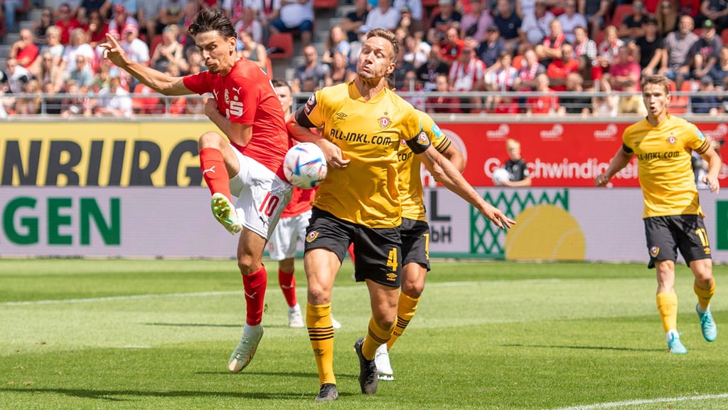 Halles Timur Gayret im Zweikampf mit Dynamos Tim Knipping.