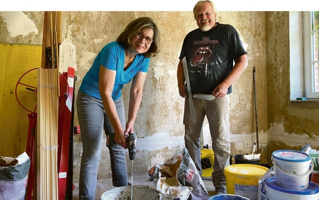 Dagmar und Hannes Wellerdiek in ihrem neuen Haus in Huy-Neinstedt, das sie aktuell grundhaft sanieren und für ihren Einzug vorbereiten. Noch ist viel zu tun, doch das Ehepaar ist zuversichtlich und guter Dinge, im kommenden Jahr fertig zu sein.