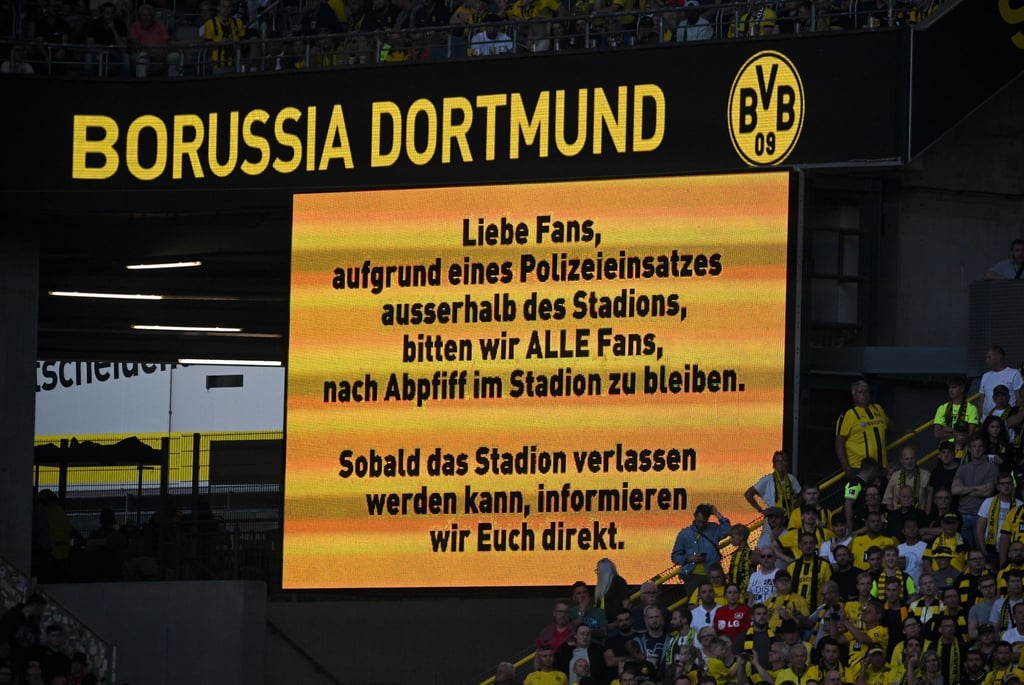 Die Zuschauer werden wegen eines Polizeieinsatzes gebeten nach Abpfiff zunächst im Stadion zu verweilen.
