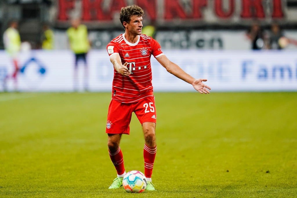 Nahm sein Missgeschick mit Humor: Thomas Müller gestikuliert.