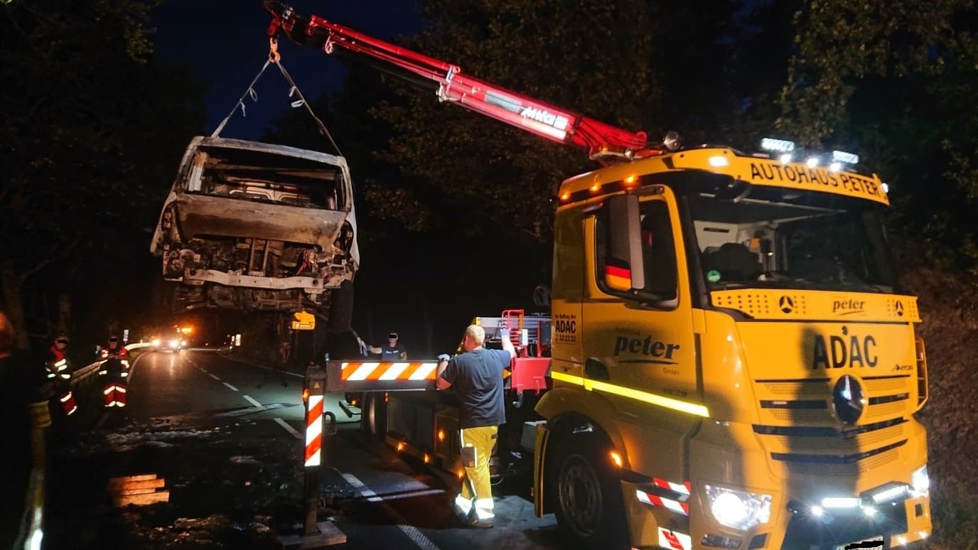 Harz: Ausgebrannt: Transporter Auf B242 Aus Richtung Stiege Fängt Feuer