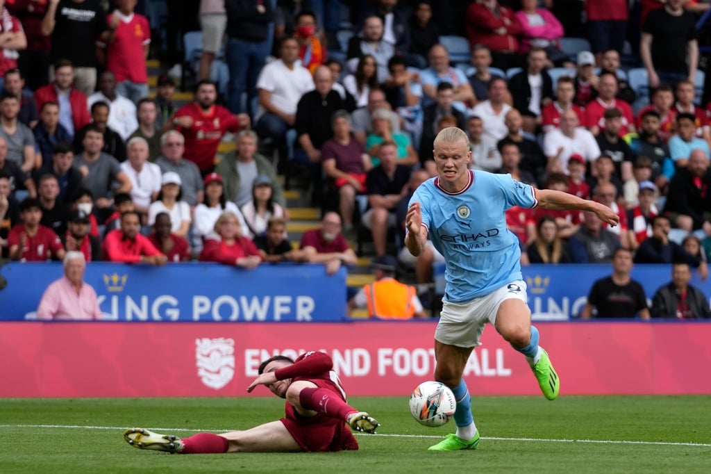 Manchesters Erling Haaland (r) setzt sich im Zweikampf gegen Liverpools Andrew Robertson durch.