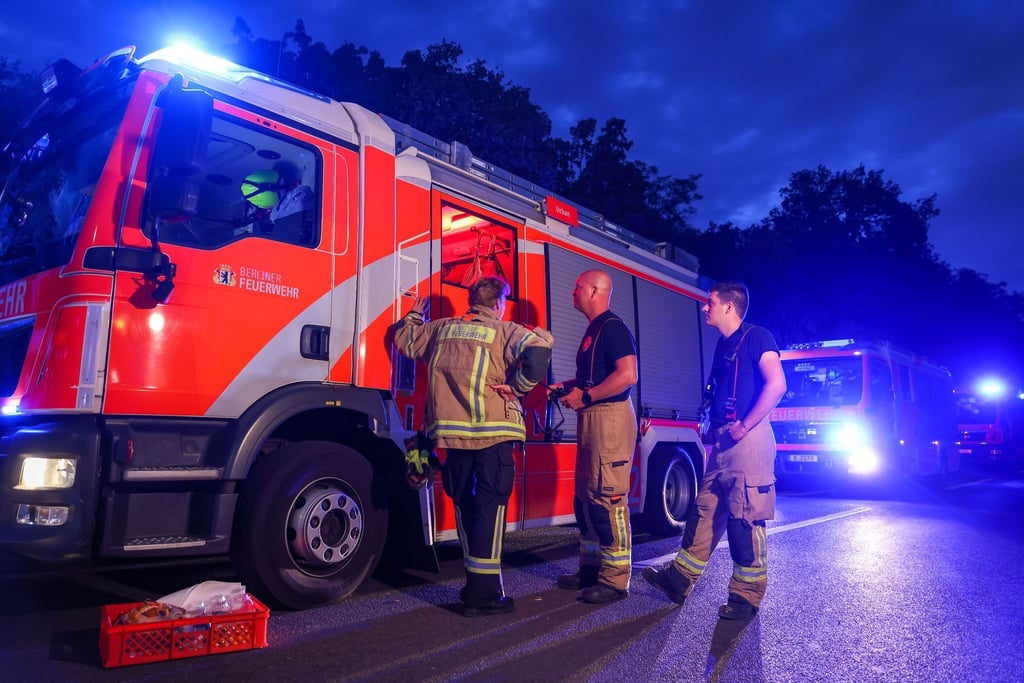 Feuerwahrfahrzeuge stehen mit Blaulicht auf der Abfahrt der Autobahn A115.