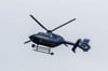 Ein Hubschrauber der Bundespolizei fliegt über die Einsatzstelle. Noch immer brennt es auf dem Munitionsplatz im Grunewald.