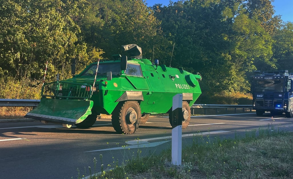 Ein Räumpanzer auf dem Weg zum Einsatzort in den Grunewald.
