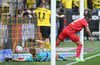 Dortmunds Marco Reus (M) stochert den Ball gegen Leverkusens Torwart Lukas Hradecky (l) und Piero Hincapie über die Linie.